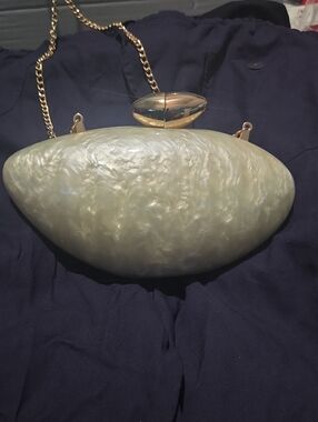 Source Unknown Pearlescent Ivory Clutch with Gold Chain